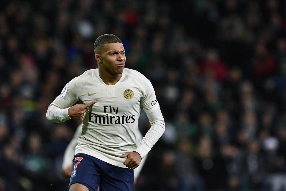 化身峡谷小兵表演格斗对抗！宇树机器人登台王者荣耀十周年晚会开场秀